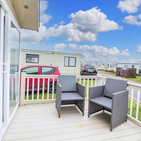 Beautiful 6 Berth Caravan By The Beach In Suffolk Ref 40076Nd Lowestoft Exteriör bild