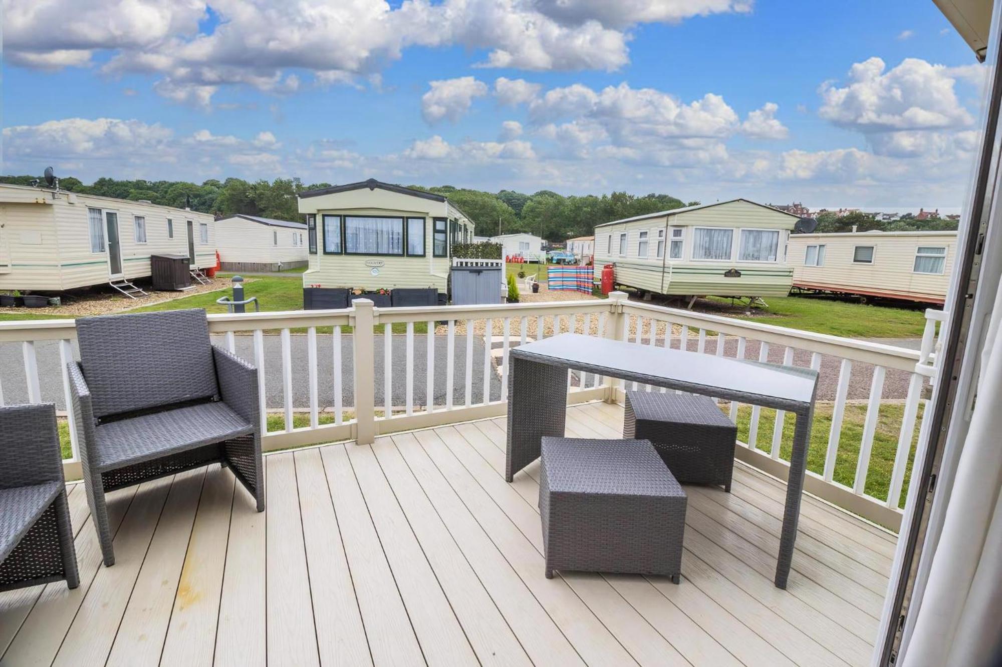 Beautiful 6 Berth Caravan By The Beach In Suffolk Ref 40076Nd Lowestoft Exteriör bild