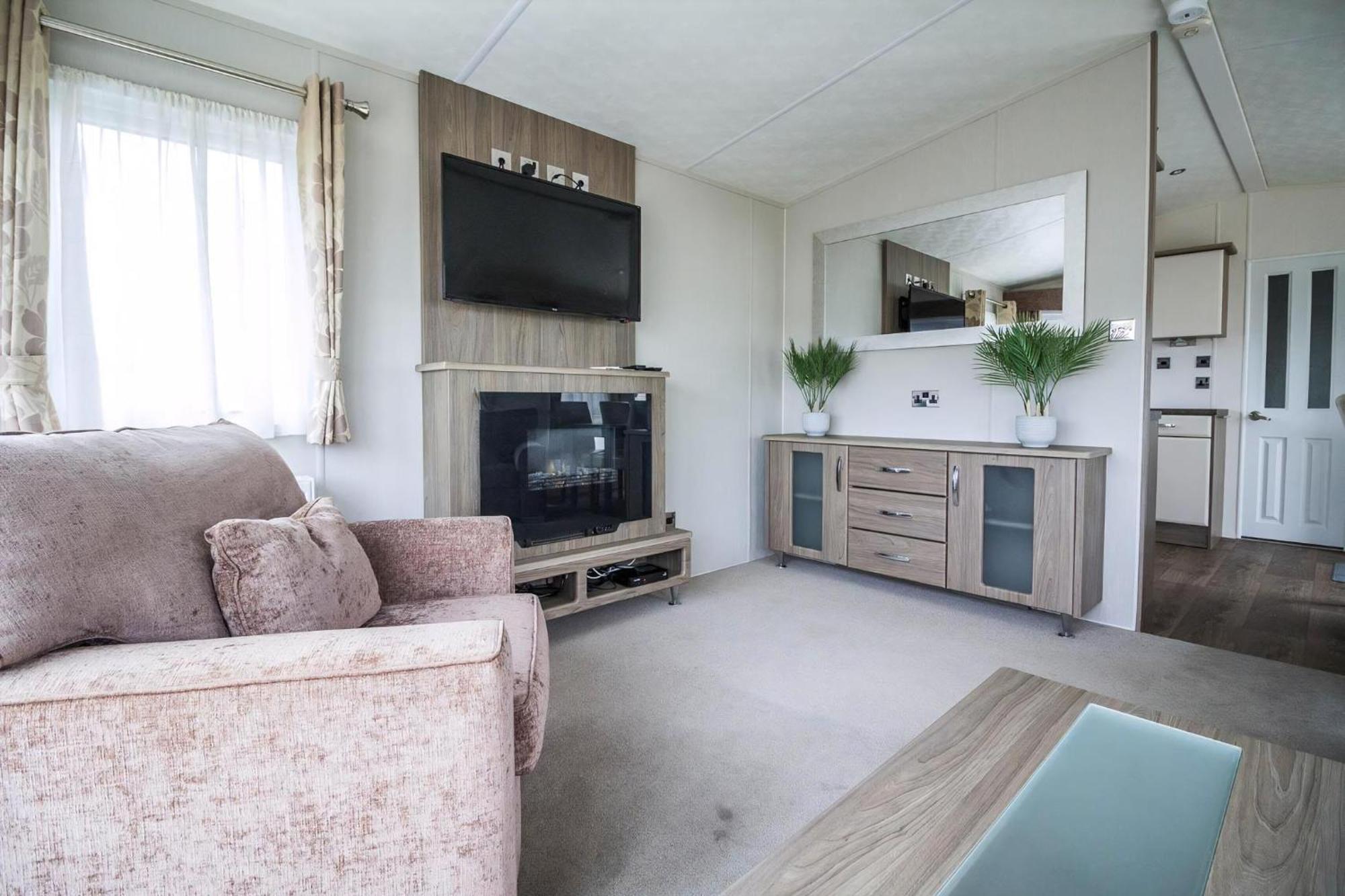 Beautiful 6 Berth Caravan By The Beach In Suffolk Ref 40076Nd Lowestoft Exteriör bild